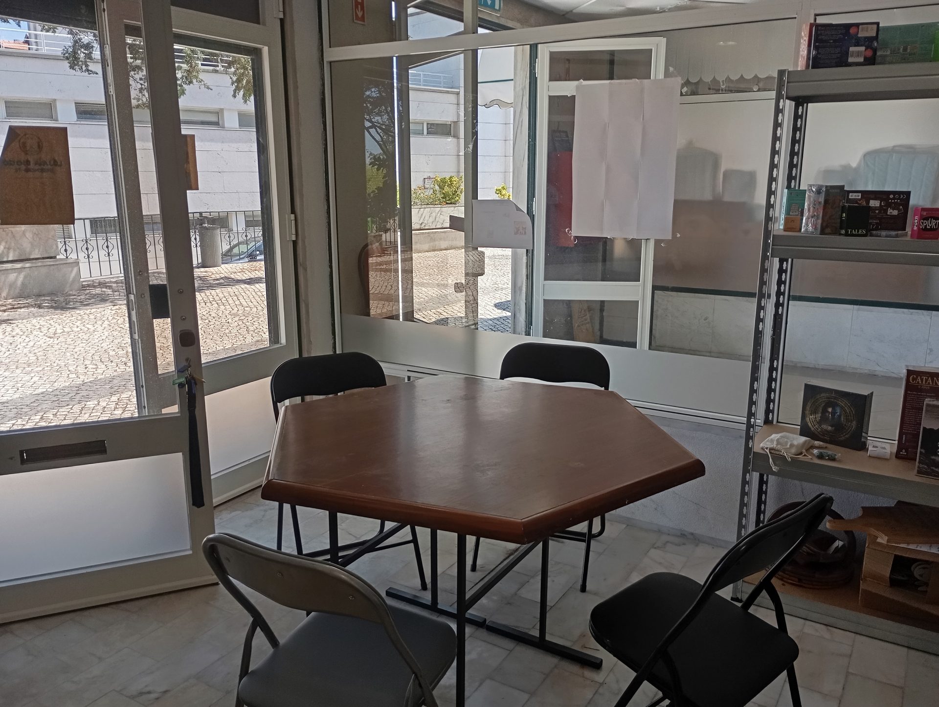 Mesa hexagonal junto à vitrine no espaço iogo, Sintra